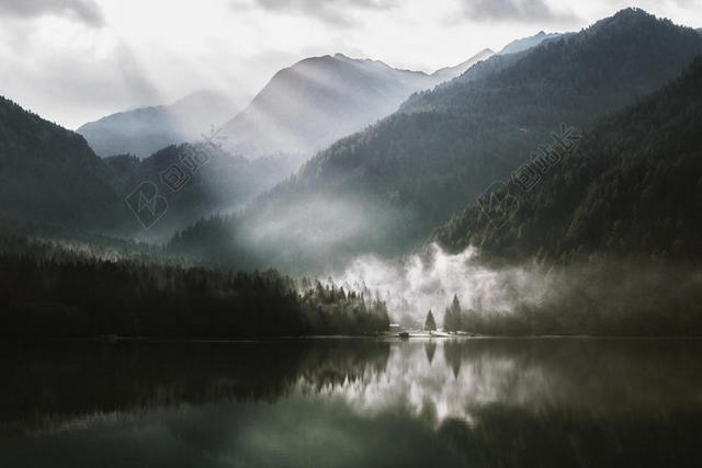 云 日光 环境 雾 雾 森林 湖 湖畔 景观 山 自然 在户外 反思 风景 天空 阳光 阳光 树 水 荒野 伍兹