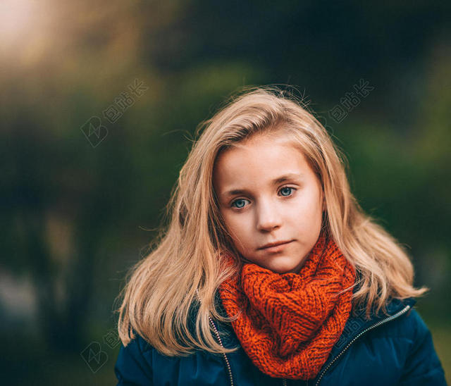 美丽的 模糊 小孩 童年 特写 可爱的 眼睛 时尚 女性的 集中 女孩 头发 小孩 闲暇 模型 在户外 人 拍摄 肖像 漂亮的 围巾 思维 穿 冬天 年轻的