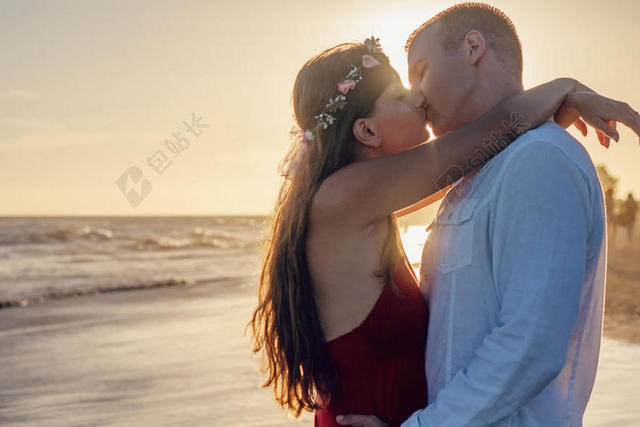 感情 背光 海滩 夫妇 黎明 黄昏 乐趣 幸福 吻 接吻 爱 男人 海洋 在户外 人 浪漫 浪漫的 沙 海 海滨 夏天 太阳 日落 欢聚 旅行 水 波浪 女人 年轻的 夫妇