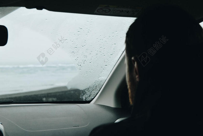 单独地 汽车 模糊 汽车 仪表板 开车 司机 光 男人 镜子 海洋 人 雨 反射 令人放松的 路 海 海滨 街道 运输 系统 旅行 旅行者 车辆 水 液滴 挡风玻璃