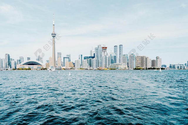 海边的现代都市背景图片