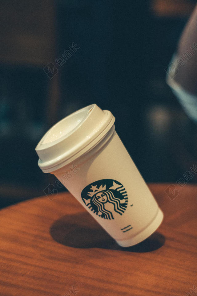 白色的星巴克咖啡杯背景图片