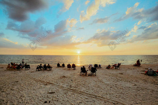 海滩 海滩 椅子 人群 黎明 地平线 闲暇 海洋 在户外 人 娱乐 放松 沙 海 海景 海滨 岸 天空 太阳 日出 日落 热带的 水