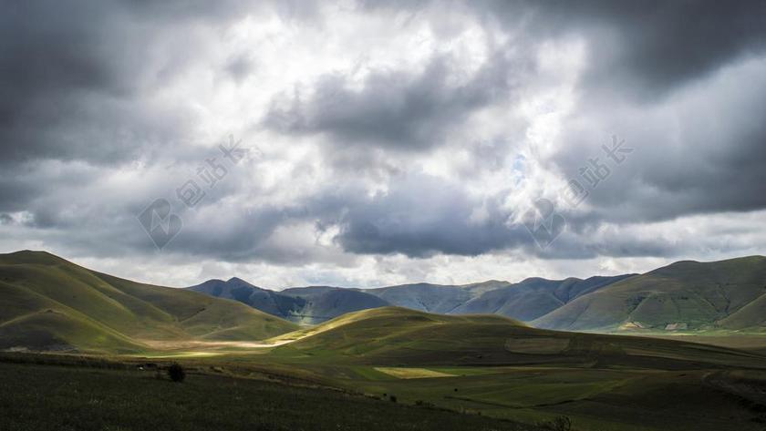 黎明 日光 领域 草 小山 山 景观 山 自然 在户外 风景 天空 雪 夏天 日落 旅行 山谷