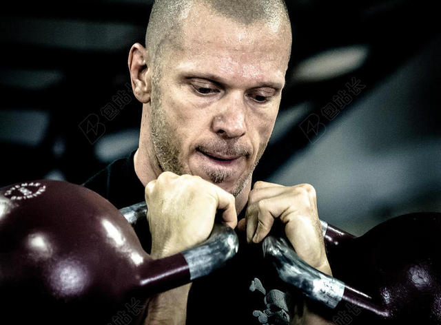 行动 成人 运动员 CROSSFIT 拳头 乐趣 壶 男人 肖像 娱乐 运动 体育 设备 力量 坚强的 训练
