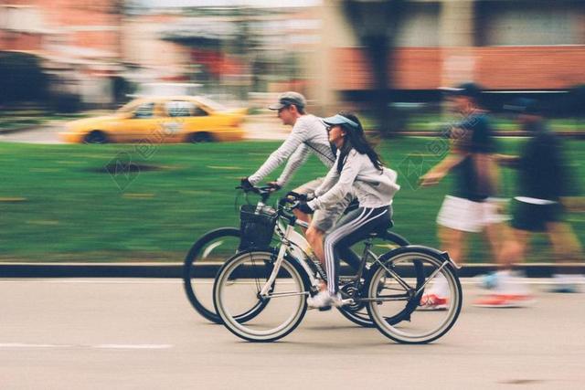 行动 积极的 活动 成人 自行车 自行车 骑自行车的人 自行车 竞争 夫妇 骑脚踏车兜风 骑自行车的人 运动 健身 生活方式 男人 运动 在户外 人 娱乐 骑 路 速度 体育 街道 出租车 车辆 行走