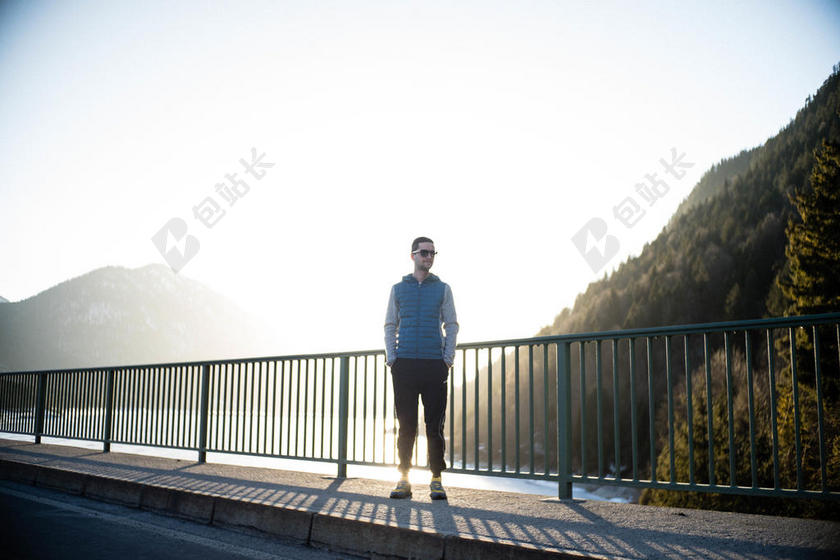 成人 桥 城市 日光 黄昏 傍晚 雾 指导 景观 光 男人 山 自然 在户外 人 路 风景 阴影 街道 太阳 太阳镜 日落 旅行 树 水