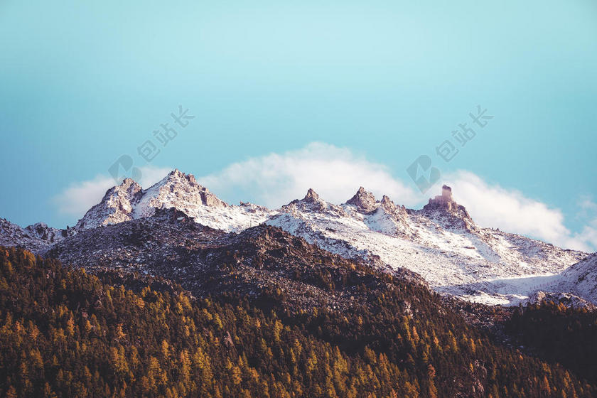 冒险 高山 阿尔卑斯山脉 蓝色 天空 云 多云的 寒冷的 日光 高的 高的 角 射击 冰 景观 山 山 峰 自然 在户外 顶峰 风景 天空 雪 雪 封顶 山 晴朗的 日落 瑞士 旅行 树 山谷 天气 冬天