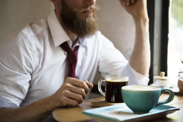 成人 胡须 饮料 模糊 打破 商业 CAFé 特写 咖啡 咖啡 杯子 杯子 黎明 日光 设计师 适合 喝 面部 头发 集中 正式的 在室内 男人 人 放松 放松 餐厅 房间 坐 桌子 茶 穿