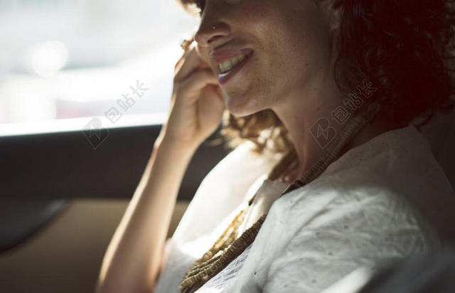 成人 模糊 汽车 令人愉快的 沟通 通信 连接 接触 面对 面部 表达 女孩 手 在室内 相互作用 光 嘴唇 人 坐 微笑 说话 技术 电信 运输 车辆 穿 女人