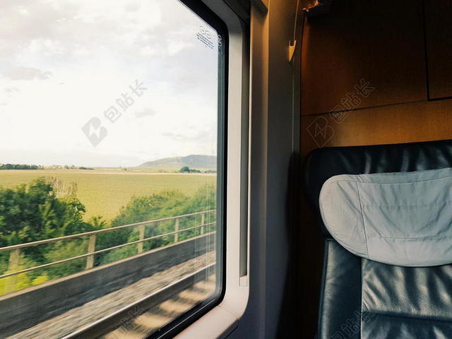 日光 空的 农场 农田 领域 景观 光 机车 自然 在户外 公众的 运输 铁路 铁路 铁路 轨道 路 座位 火车 运输 运输 系统 旅行 旅行 （旅行） 车辆 窗口 木材