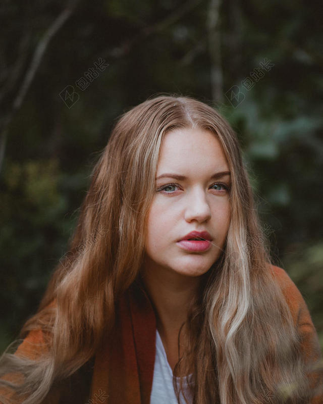 成人 美丽的 美女 模糊 随便的 特写 面对 女性的 集中 女孩 头发 人类 女士 长的 头发 看 模型 人 拍摄 肖像 姿势 风格 女人 年轻的
