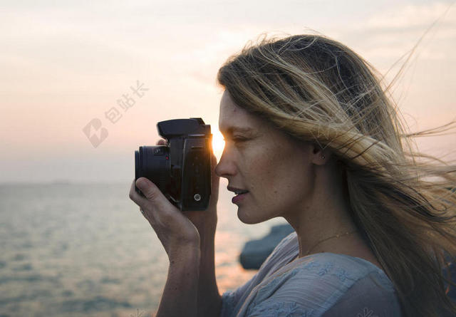 模糊 照相机 特写 集中 女孩 头发 自然 海洋 海 海景 边 看法 太阳 拿 照片 水 女人