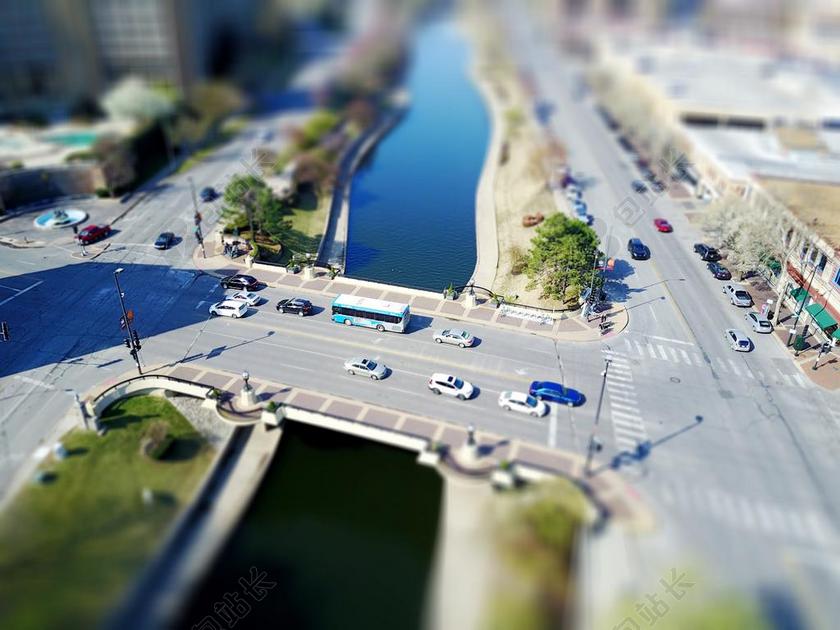 空中 空中 射击 建筑学 桥 建筑 商业 汽车 城市 日光 市中心 黄昏 傍晚 指导 公路 行业 景观 现代的 夜 在户外 路 街道 技术 交通 运输 系统 旅行 车辆 车辆 水