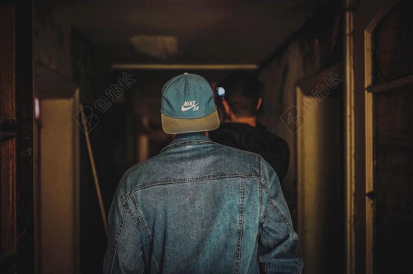 成人 后面 看法 品牌 建筑 帽子 帽子 家 在室内 牛仔裤 光 男人 狭窄的 耐克 人 记录 穿