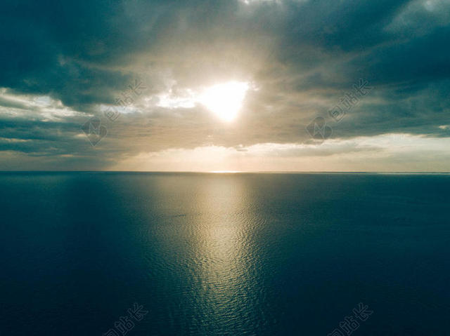 空中 海滩 美女 平静的 水域 云 黎明 戏剧性的 黄昏 傍晚 天堂 地平线 景观 光 自然 海洋 在户外 海 海景 天空 夏天 太阳 阳光 日出 日落 旅行 水 天气