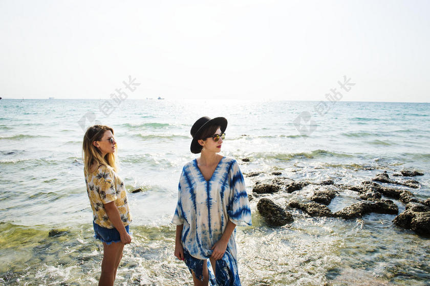 冒险 海滩 明亮的 无忧无虑的 海岸 眼镜 时尚 女性的 自由 朋友 友谊 女孩 地平线 田园 女士 闲暇 模型 自然 海洋 海边 赛德 在户外 和平 人 拍摄 娱乐 放松 岩石 风景 风景 海 SEASCA