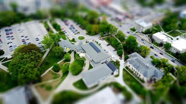 空中 模糊 明亮的 建筑 商业 汽车 学院 颜色 深度 属于 领域 房地产 金融 花园 草 景观 微型的 现代的 自然 在户外 停车 许多 路 街道 夏天 顶部 看法 传统的 旅行 树 公众的 域 图像