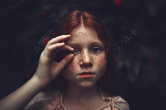 可爱极了 美丽的 模糊 小孩 儿童 特写 可爱的 深度 属于 领域 眼睛 面对 面部 表达 女性的 集中 雀斑 女孩 头发 手 小孩 女士 模型 人 拍摄 肖像 红发 女人 年轻的