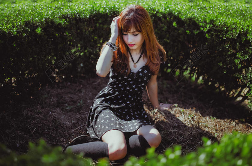 青春期 有吸引力的 美丽的 美女 模糊 手镯 可爱的 连衣裙 面对 时尚 女性的 集中 女孩 头发 女士 模型 项链 在户外 人 拍摄 肖像 姿势 姿势 漂亮的 红发 坐 坐 风格 女人 年轻的