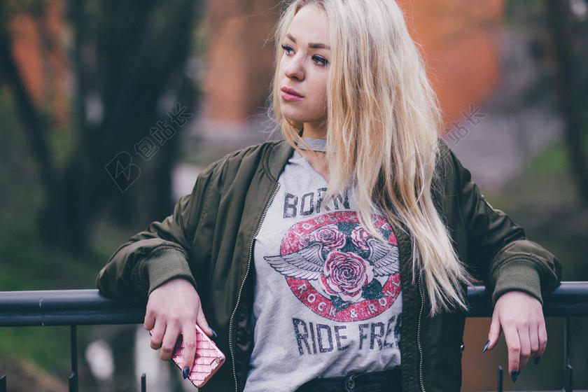 模糊 时尚 女性的 女孩 发型 女士 看 在户外 人 穿 女人 年轻的