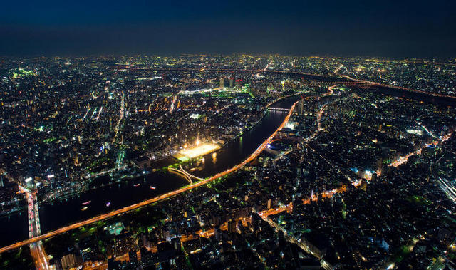 空中 建筑学 建筑 城市 城市 灯 城市景观 傍晚 公路 照亮 地标 景观 光 条纹 光 小径 灯 长的 暴露 现代的 夜 夜 灯 夜景 道路 街道 延时 旅行 城市的 水