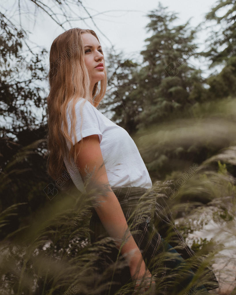 美女 模糊 随便的 特写 可爱的 时尚 集中 女孩 草 发型 女士 看 模型 自然 人 拍摄 姿势 树 穿 女人 王室成员 自由的 图像