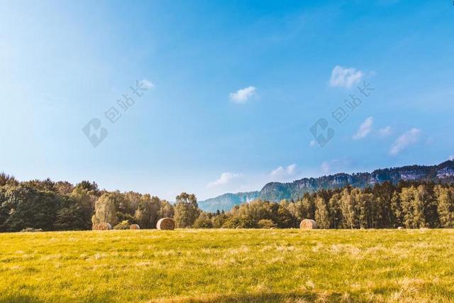 蓝色 云 乡村 农田 落下 农场 领域 森林 草 绿色 干草 包 海菲尔德 景观 山 自然 在户外 牧场 农村的 风景 风景 天空 夏天 太阳 旅行 树