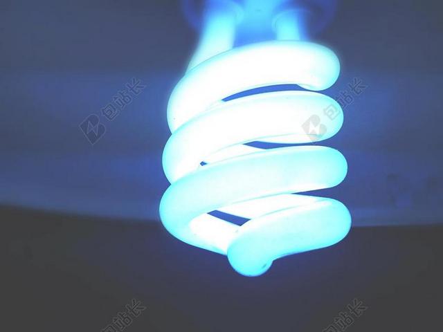 摘要 模糊 明亮的 电灯泡 圣诞节 颜色 黑暗的 设计 电 能量 集中 闪闪发光 照亮 照明 虚幻的 灯 带路 灯 光 光 电灯泡 发光 霓虹灯 闪亮的 螺旋形的 聚光灯