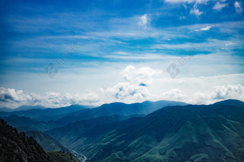 高山 阿尔卑斯山脉 蓝色 天空 云 高的 田园 景观 山 峰 山 范围 山 自然 在户外 和平 峰 风景 风景 天空 峰会 宁静 旅行 树 山谷 看法