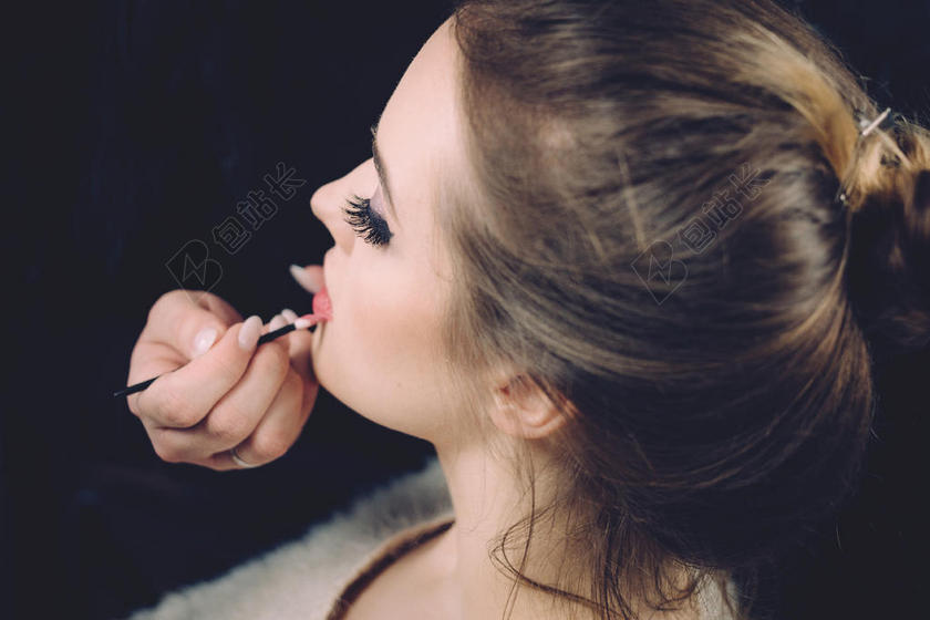 成人 模糊 特写 面对 女性的 手指 集中 女孩 魅力 头发 发型 手 嘴唇 口红 化妆 模型 人 漂亮的 边 看法 皮肤 女人 年轻的 王室成员 自由的 图像