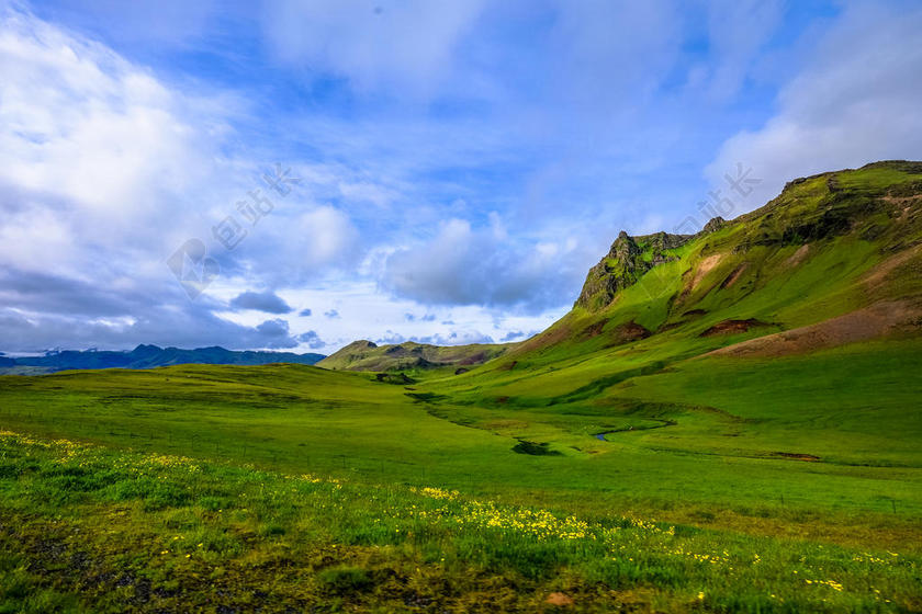 云 国家 乡村 日光 领域 草 草原 景观 山 自然 在户外 农村的 风景 风景 天空