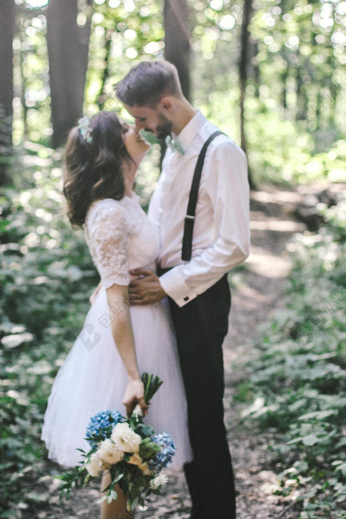成人 感情 模糊 花束 新娘 新娘 庆典 特写 夫妇 连衣裙 时尚 集中 森林 正式的 女孩 新郎 幸福 幸福的 在里面 爱 吻 爱 男人 结婚 模型 自然 在户外 公园 人 拍摄 浪漫 浪漫的 在一起 欢聚 树 结婚