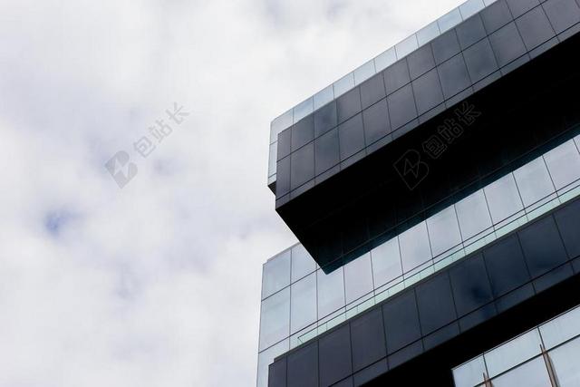 建筑的 建筑的 设计 建筑学 建筑 商业 城市 多云的 天空 建设 当代的 日光 市中心 外部 外观 几何 玻璃 玻璃 窗户 线 看 向上的 低的 角 射击 现代的 办公室 模式 观点 阴影 天空 SKYSCR