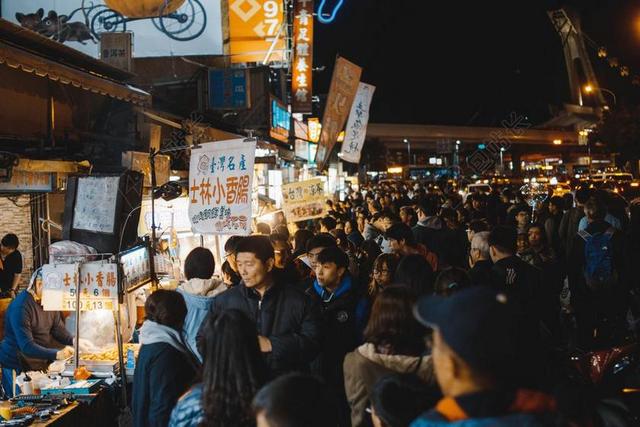 商务 商人 电子商务 股票交易所 业务 工作  夜晚 晚上 黑夜 黑暗 灯光 霓虹灯 城市 都市 时尚 现代化 营销 推广 商务 市场 策划 美食 食品 餐饮 人群 聚会 肖像 人物特写 画像 全身像