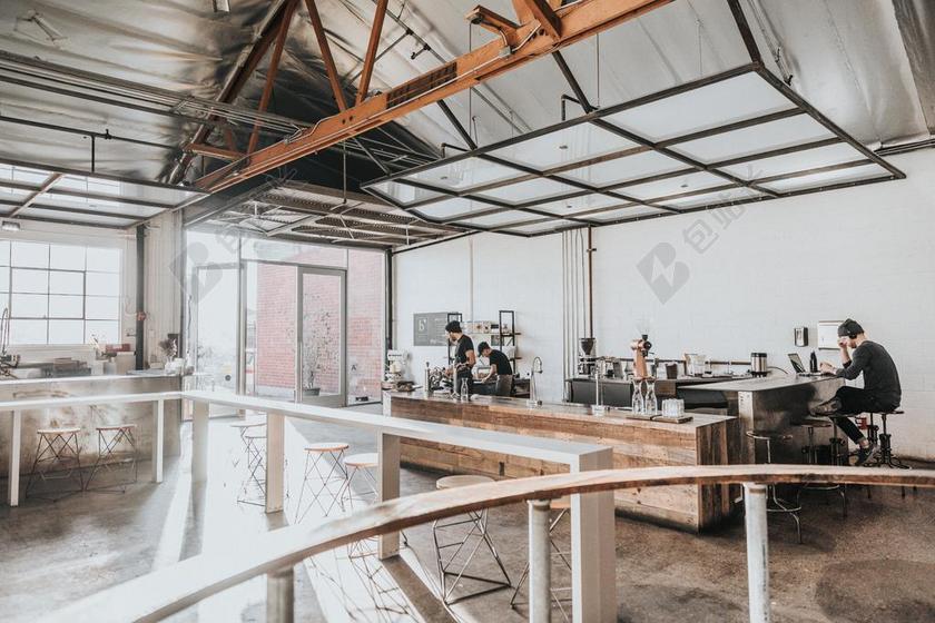 清晨咖啡馆里的顾客背景图片