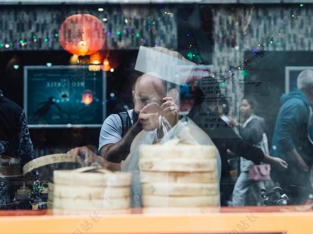 商务 商人 电子商务 股票交易所 业务 工作 灯光 光线 激光 打火机  购物 商场 流行 时尚 美丽 商场 店铺 商家 购物 自然 环境 窗户 人物 人群 风土人情