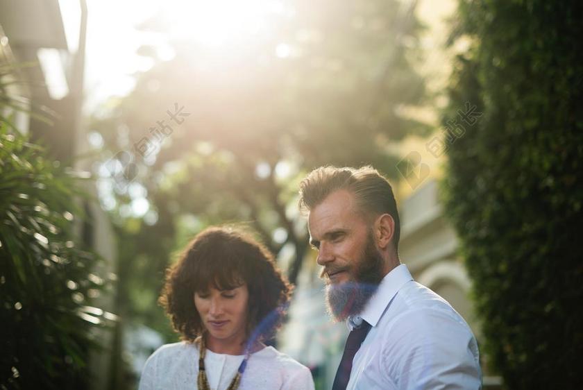 商务 商人 电子商务 股票交易所 业务 工作 商人 握手 企业家 经理人 自由职业者 房地产经纪人 西装 正式 客户 会议 会晤 见面 约会 遇见 商务 城市 都市 时尚 现代化 情侣 伴侣 爱情  树木 丛林 森林  全身像 自然 环境 人物 人群 风土人情  男士 男性 男人 女性 女士 美丽 女人 一个女人