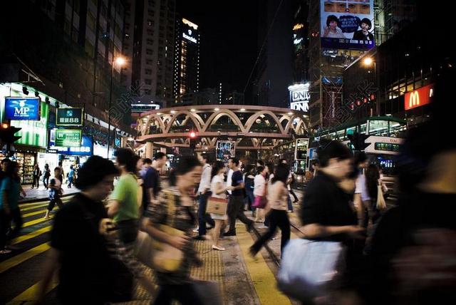 商务 商人 电子商务 股票交易所 业务 工作  夜晚 晚上 黑夜 黑暗 灯光 霓虹灯 道路 旅途 路途 户外 街道 公路 灯光 光线 激光 打火机 人群 聚会 人物 人群 风土人情
