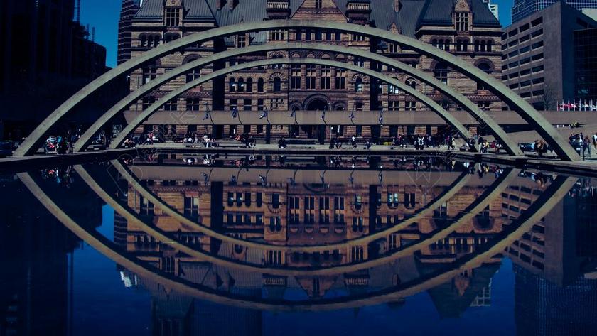 古老的房子和水面的倒影背景图片