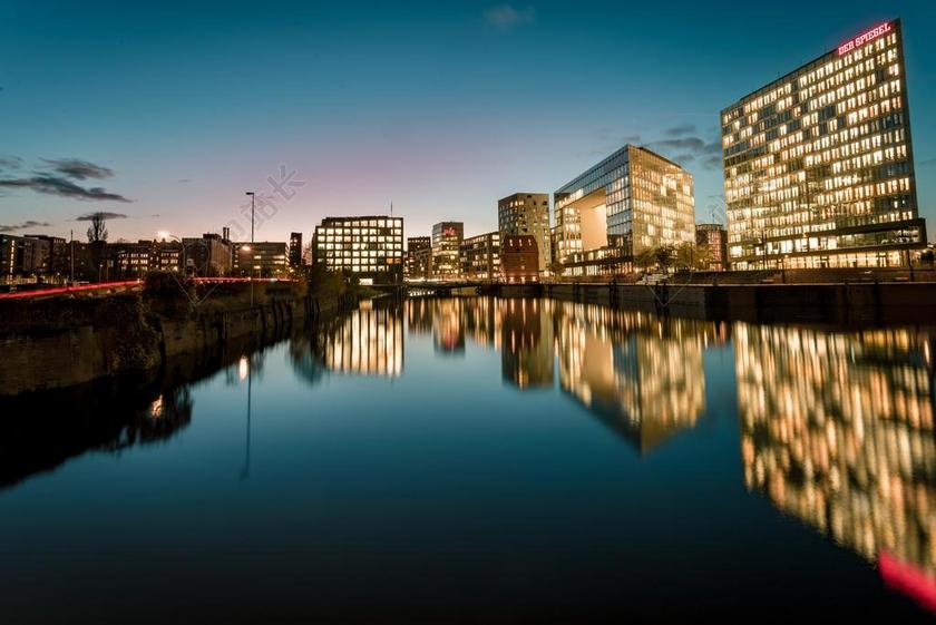 明亮的大楼的倒影背景图片