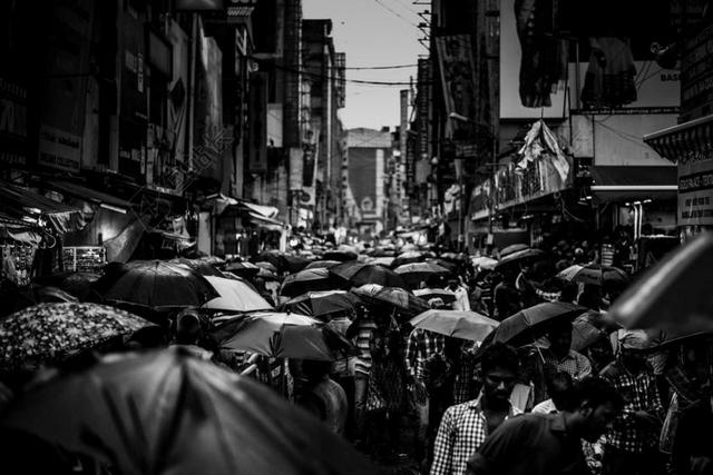商务 商人 电子商务 股票交易所 业务 工作 城市 都市 时尚 现代化 风景 风光 美景 田园 山水 雨 下雨 忧郁 人群 聚会  肖像 人物特写 画像 全身像 雨 下雨 惬意 人物 人群 风土人情  白色 浅色 黑白 简单 清新