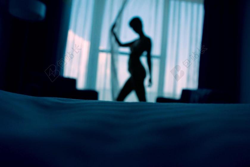 商务 商人 电子商务 股票交易所 业务 工作 灯光 光线 激光 打火机 墙 围墙 表面 隔阂 背景 酒店 饭店 旅馆 旅店 出差 旅游 房子 房间 住宅 床 卧室 寝室 肖像 人物特写 画像 全身像 女性 女士 美丽 女人 一个女人