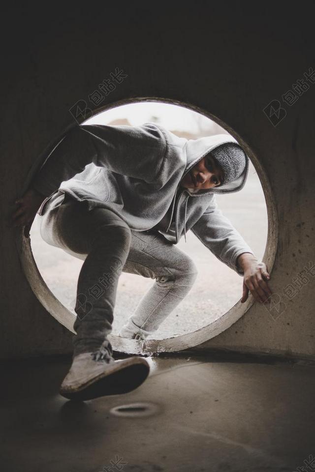圆形的入口和男人背景图片