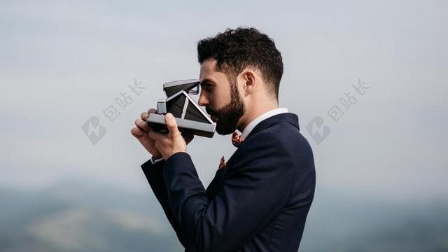 拍照的黑衣男人背景图片