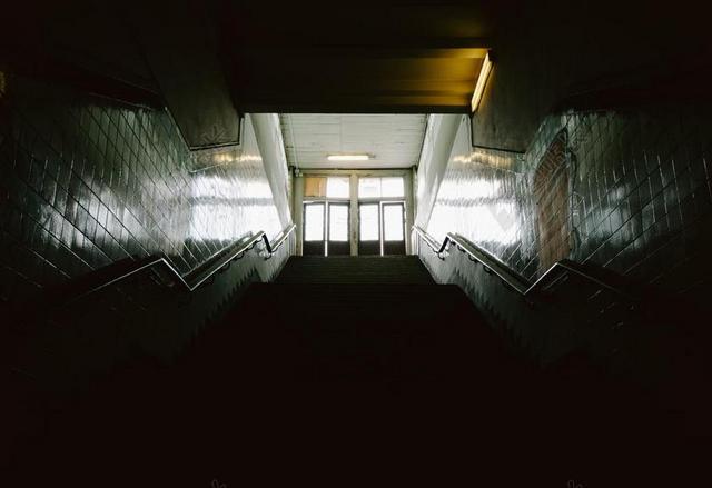 阴暗的楼梯走道背景图片