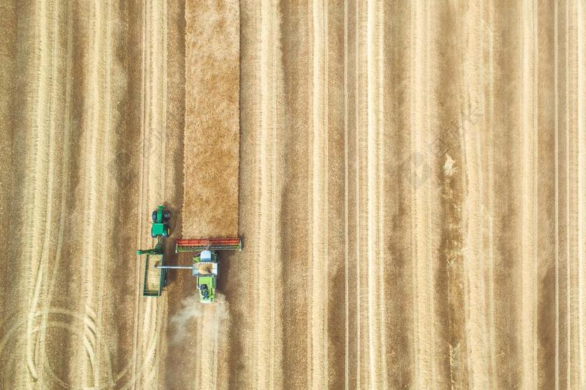 麦田上的收割机背景图片