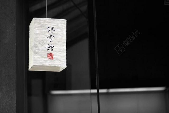 黑白设计简约黑色玻璃门外的白色文字灯笼店铺设计背景图片