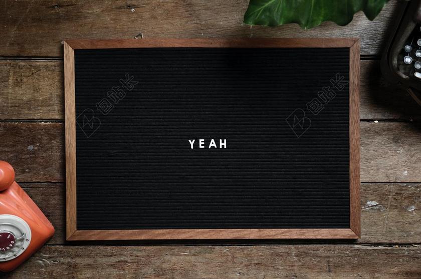 黑色的黑板和老式的电话背景图片