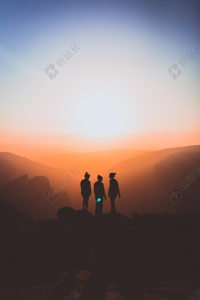 商务 商人 电子商务 股票交易所 业务 工作      太空 空间 夜晚 晚上 黑夜 黑暗 灯光 霓虹灯 日落 夕阳 太阳 道路 旅途 路途 户外 街道 公路 灯光 光线 激光 打火机 地球 泥土 草地 操场 派对 聚会 庆祝 愉快 帮派 冒险 探险 远足 度假 旅游 休闲 挑战 极限运动  旅行 旅游 行程 度假 休闲 度假 假日 朋友 友谊 友情 女孩 少女 姑娘 美丽 写字 文章 书籍  可爱的 自然 环境 活力 山 山峦 山峰  一个女人 女性 女士 美丽 女人